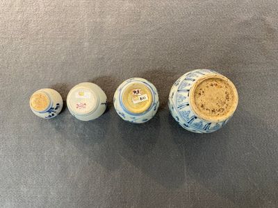 Vier Chinese blauw-witte vaasjes, Ming — foto 4
