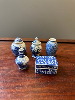Vier Chinese blauw-witte vazen en een dekseldoos, alle gemerkt, 18/19de eeuw — foto 1