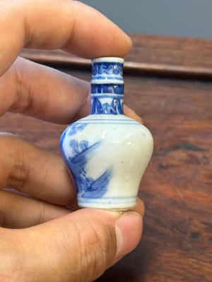 Vier Chinese blauw-witte vazen en een dekseldoos, alle gemerkt, 18/19de eeuw — foto 13
