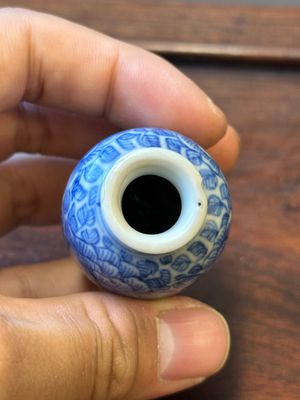 Vier Chinese blauw-witte vazen en een dekseldoos, alle gemerkt, 18/19de eeuw — foto 20