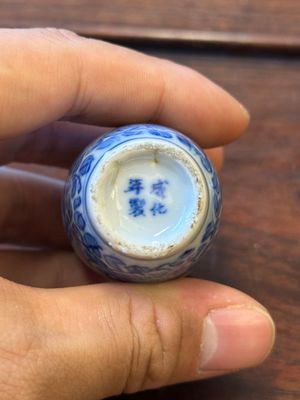 Vier Chinese blauw-witte vazen en een dekseldoos, alle gemerkt, 18/19de eeuw — foto 21