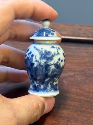 Vier Chinese blauw-witte vazen en een dekseldoos, alle gemerkt, 18/19de eeuw — foto 23