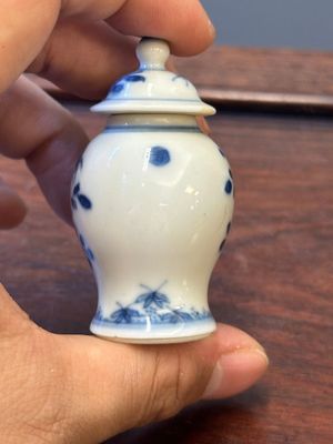 Vier Chinese blauw-witte vazen en een dekseldoos, alle gemerkt, 18/19de eeuw — foto 25