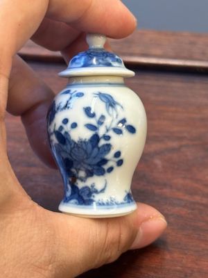 Vier Chinese blauw-witte vazen en een dekseldoos, alle gemerkt, 18/19de eeuw — foto 26