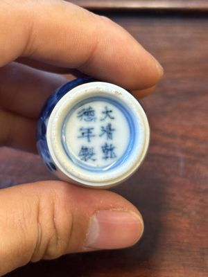 Vier Chinese blauw-witte vazen en een dekseldoos, alle gemerkt, 18/19de eeuw — foto 30
