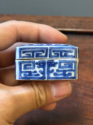 Vier Chinese blauw-witte vazen en een dekseldoos, alle gemerkt, 18/19de eeuw — foto 3