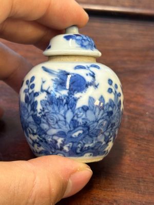Vier Chinese blauw-witte vazen en een dekseldoos, alle gemerkt, 18/19de eeuw — foto 32
