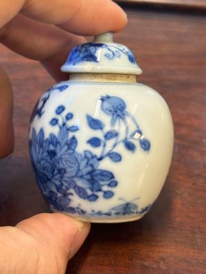 Vier Chinese blauw-witte vazen en een dekseldoos, alle gemerkt, 18/19de eeuw — foto 35