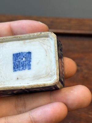Vier Chinese blauw-witte vazen en een dekseldoos, alle gemerkt, 18/19de eeuw — foto 8