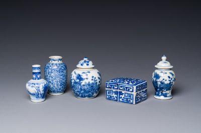 Vier Chinese blauw-witte vazen en een dekseldoos, alle gemerkt, 18/19de eeuw