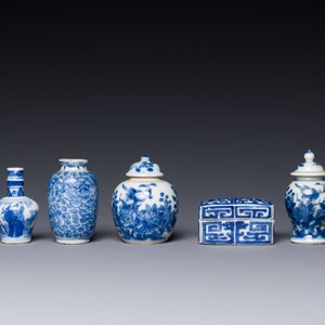 Vier Chinese blauw-witte vazen en een dekseldoos, alle gemerkt, 18/19de eeuw — foto 2