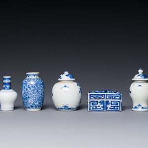 Vier Chinese blauw-witte vazen en een dekseldoos, alle gemerkt, 18/19de eeuw — foto 3