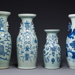 Vier Chinese blauw-witte vazen met celadon fond, 19e eeuw — foto 1