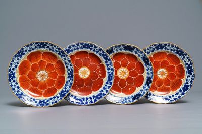Vier Chinese blauwwitte en ijzerrode 'lotus' borden, Qianlong/Jiaqing