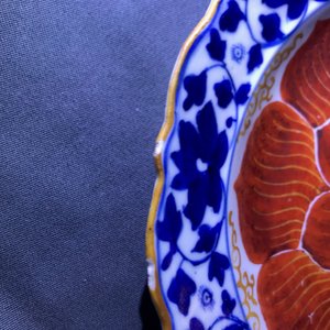 Vier Chinese blauwwitte en ijzerrode 'lotus' borden, Qianlong/Jiaqing — foto 11