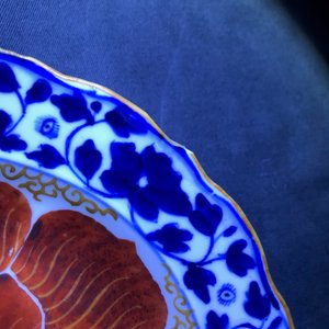 Vier Chinese blauwwitte en ijzerrode 'lotus' borden, Qianlong/Jiaqing — foto 12