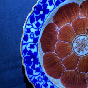Vier Chinese blauwwitte en ijzerrode 'lotus' borden, Qianlong/Jiaqing — foto 16