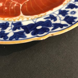 Vier Chinese blauwwitte en ijzerrode 'lotus' borden, Qianlong/Jiaqing — foto 7