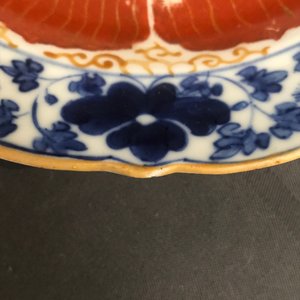 Vier Chinese blauwwitte en ijzerrode 'lotus' borden, Qianlong/Jiaqing — foto 8