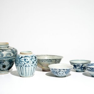 Vier Chinese blauwwitte kommen en twee potten, Ming — foto 1