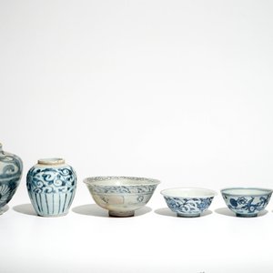 Vier Chinese blauwwitte kommen en twee potten, Ming — foto 2