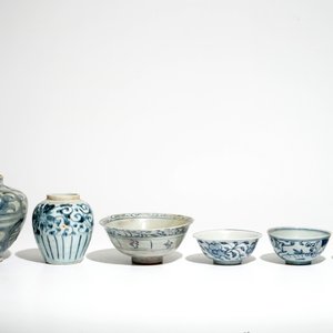 Vier Chinese blauwwitte kommen en twee potten, Ming — foto 4