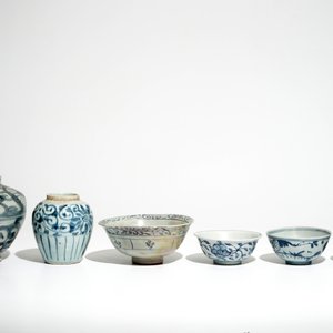 Vier Chinese blauwwitte kommen en twee potten, Ming — foto 5