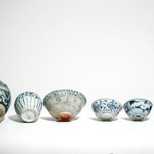 Vier Chinese blauwwitte kommen en twee potten, Ming — foto 6