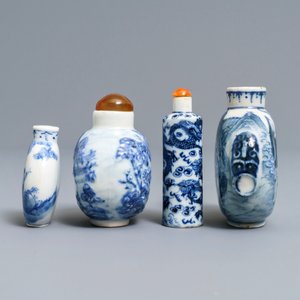 Vier Chinese blauwwitte porseleinen snuifflessen, 19/20e eeuw — foto 4