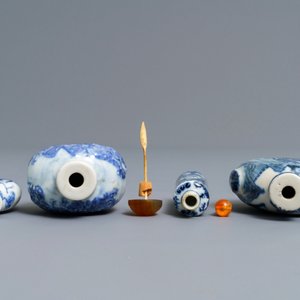 Vier Chinese blauwwitte porseleinen snuifflessen, 19/20e eeuw — foto 5