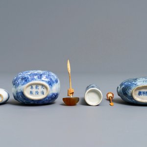Vier Chinese blauwwitte porseleinen snuifflessen, 19/20e eeuw — foto 6