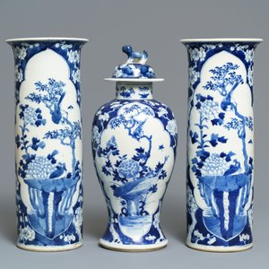 Vier Chinese blauwwitte vazen en een jardinière, 19e eeuw — foto 2