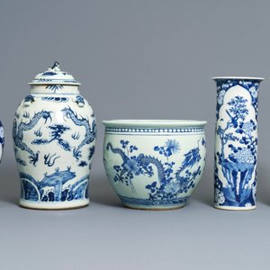 Vier Chinese blauwwitte vazen en een jardinière, 19e eeuw — foto 3