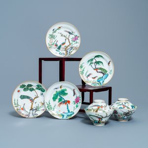 Vier Chinese Canton famille rose bordjes en twee dekselkommen, 19e eeuw — foto 1
