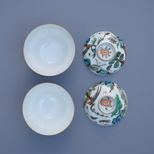 Vier Chinese Canton famille rose bordjes en twee dekselkommen, 19e eeuw — foto 12