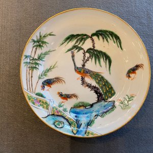 Vier Chinese Canton famille rose bordjes en twee dekselkommen, 19e eeuw — foto 20