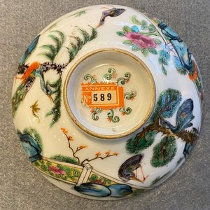Vier Chinese Canton famille rose bordjes en twee dekselkommen, 19e eeuw — foto 25