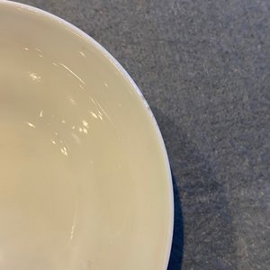 Vier Chinese Canton famille rose bordjes en twee dekselkommen, 19e eeuw — foto 26