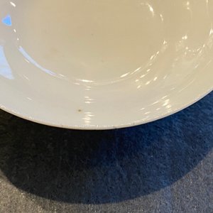 Vier Chinese Canton famille rose bordjes en twee dekselkommen, 19e eeuw — foto 28