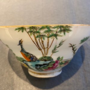 Vier Chinese Canton famille rose bordjes en twee dekselkommen, 19e eeuw — foto 29