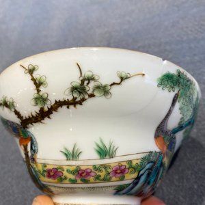 Vier Chinese Canton famille rose bordjes en twee dekselkommen, 19e eeuw — foto 34
