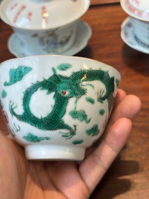 Vier Chinese famille rose dekselkommen, drie op onderschotel en een drakenkom, gesigneerd Wang Darong 王大榕, 19/20e eeuw — foto 4
