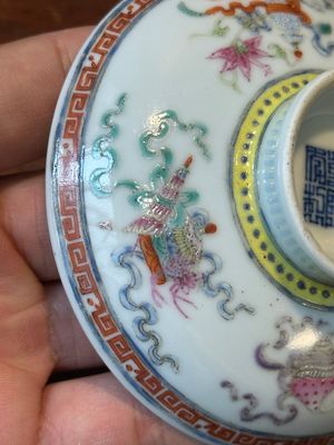 Vier Chinese famille rose dekselkommen, drie op onderschotel en een drakenkom, gesigneerd Wang Darong 王大榕, 19/20e eeuw — foto 45
