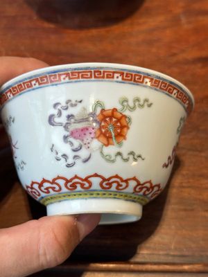 Vier Chinese famille rose dekselkommen, drie op onderschotel en een drakenkom, gesigneerd Wang Darong 王大榕, 19/20e eeuw — foto 51