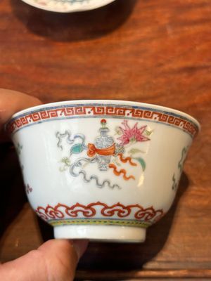 Vier Chinese famille rose dekselkommen, drie op onderschotel en een drakenkom, gesigneerd Wang Darong 王大榕, 19/20e eeuw — foto 53