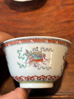 Vier Chinese famille rose dekselkommen, drie op onderschotel en een drakenkom, gesigneerd Wang Darong 王大榕, 19/20e eeuw — foto 54
