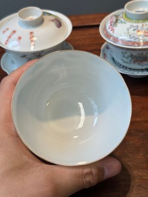 Vier Chinese famille rose dekselkommen, drie op onderschotel en een drakenkom, gesigneerd Wang Darong 王大榕, 19/20e eeuw — foto 6