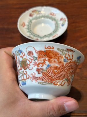 Vier Chinese famille rose dekselkommen, drie op onderschotel en een drakenkom, gesigneerd Wang Darong 王大榕, 19/20e eeuw — foto 73