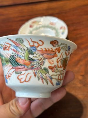 Vier Chinese famille rose dekselkommen, drie op onderschotel en een drakenkom, gesigneerd Wang Darong 王大榕, 19/20e eeuw — foto 75