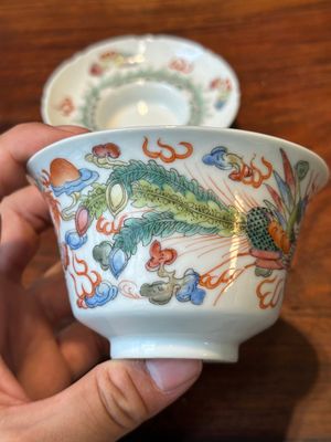 Vier Chinese famille rose dekselkommen, drie op onderschotel en een drakenkom, gesigneerd Wang Darong 王大榕, 19/20e eeuw — foto 76